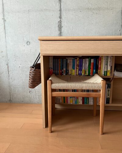 MUKU工房のペーパーコードスツール（クルミ）がデスクに収まっている様子