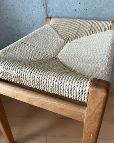 MUKU工房のペーパーコードスツール（クルミ）のX編み座面のアップ（斜め）