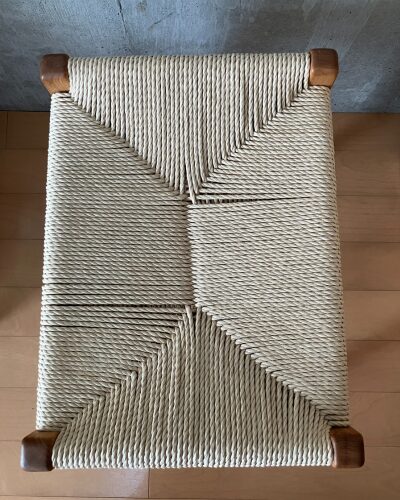 MUKU工房のペーパーコードスツール（クルミ）のX編み座面のアップ（正面）