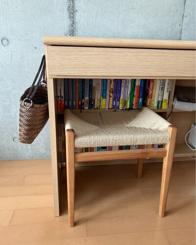 MUKU工房のペーパーコードスツール（クルミ）がデスクに収まっている別角度からの写真