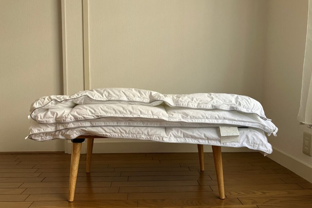 プリマロフト1100を四つ折りにして真横から撮影した様子