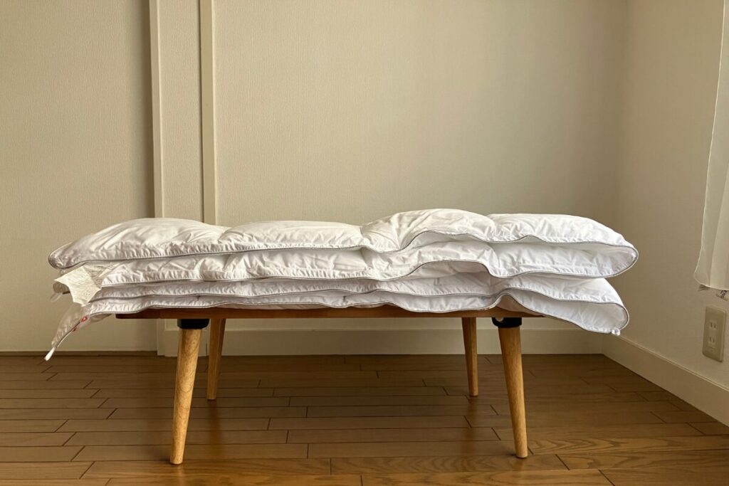 プリマロフト800を四つ折りにして真横から撮影した様子