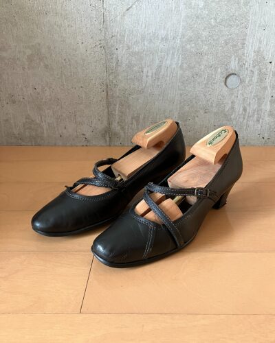 15年前に購入した革のパンプスにシューキーパーを入れている様子