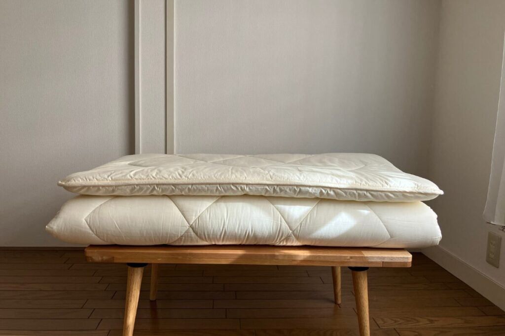 V-Lap採用の詰め物2.8kgの超軽量モデルの敷布団を折りたたんだ様子