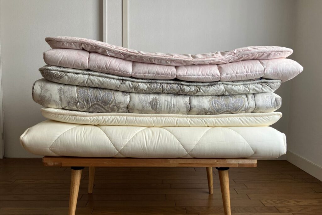 2.5kg(さらに軽量なモデル)、4.0kg(一般的なモデル)、2.8kg(今回のV-Lapモデル)を机の上に重ねて真横から撮影した様子