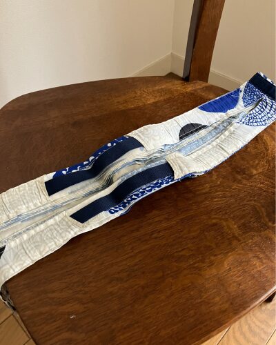 マーナのエコバッグ「シュパット」の両端を引っ張ってきれいに畳んだ状態になった様子