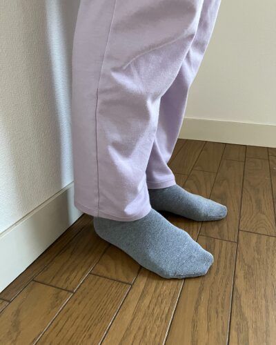 購入したベネクス（VENEX）のコンフォートポンチ セットアップ（ライラック）を母が着用した時の足元の写真