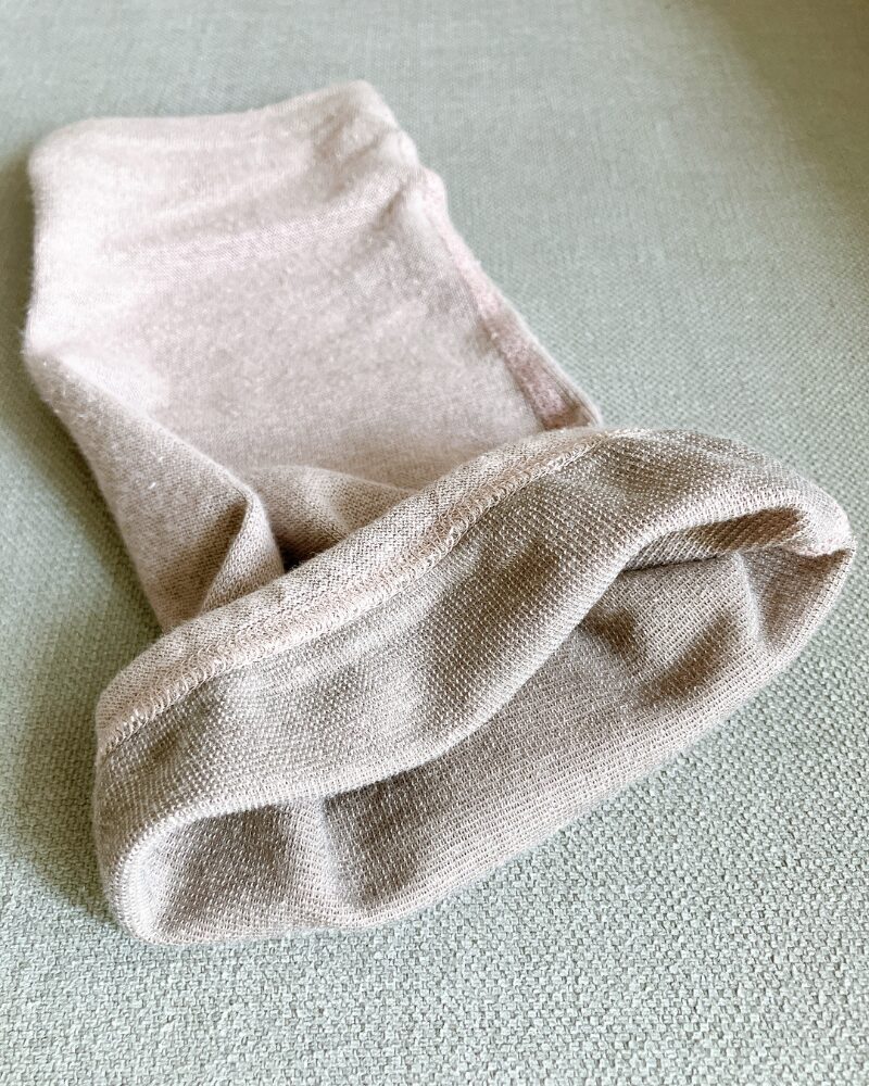 BSファインのレッグウォーマーを裏返し、内側の素材感と縫製を撮影した様子