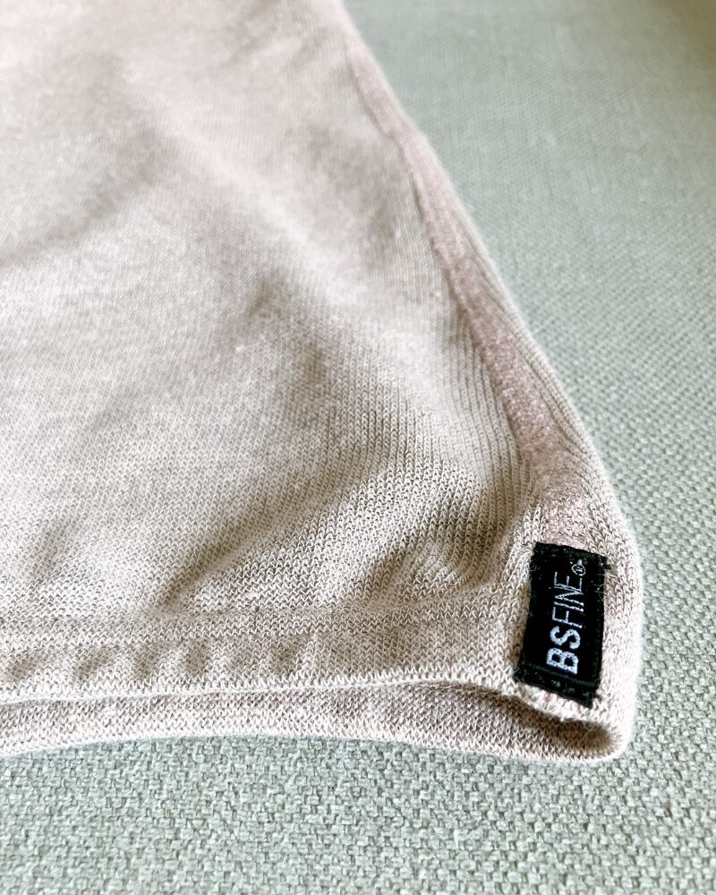 BSファインのレッグウォーマーの表面生地。薄手で凹凸の少ない質感をアップで撮影