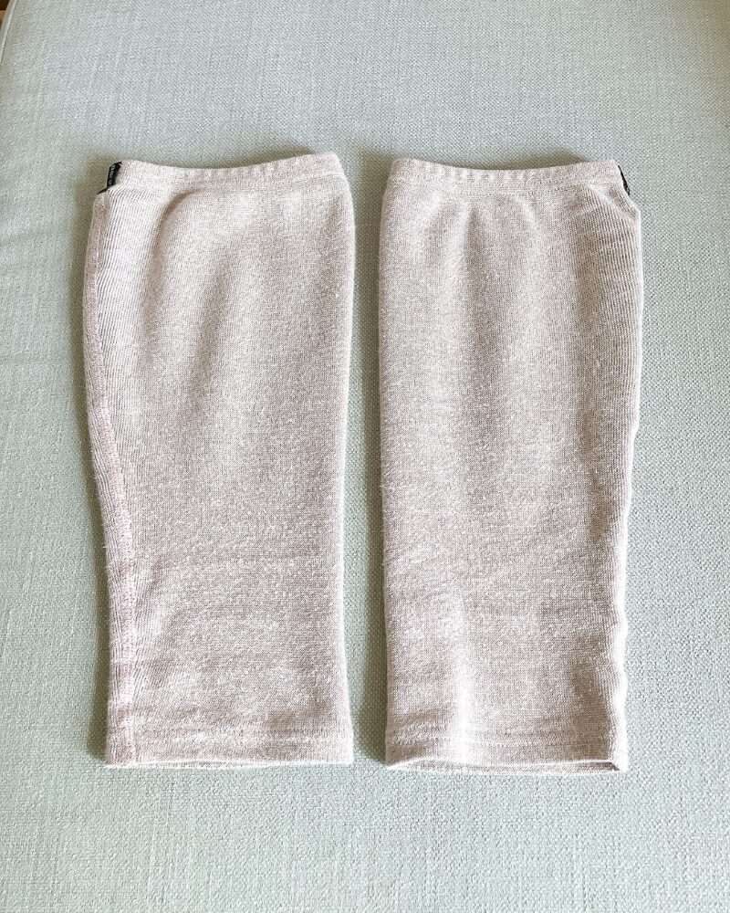 BSファインのレッグウォーマー（ピンクベージュ）2枚を並べて平置きした全体像