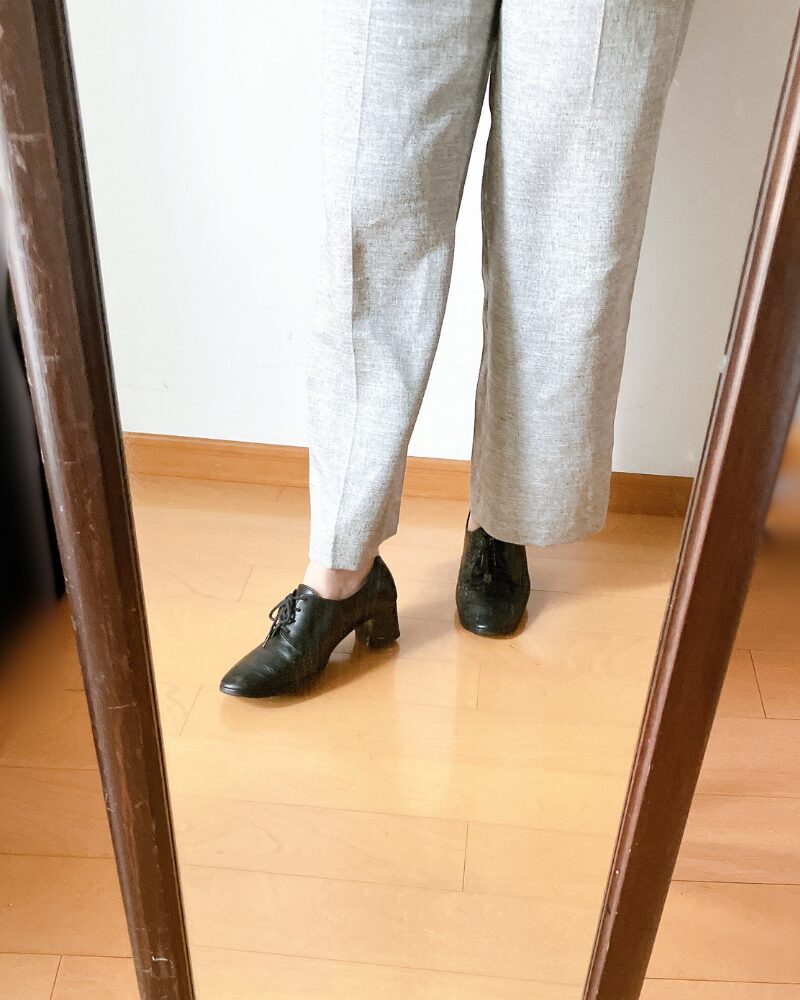 夏用の薄手パンツの裾から、中に履いたレッグウォーマーがわずかに見える様子