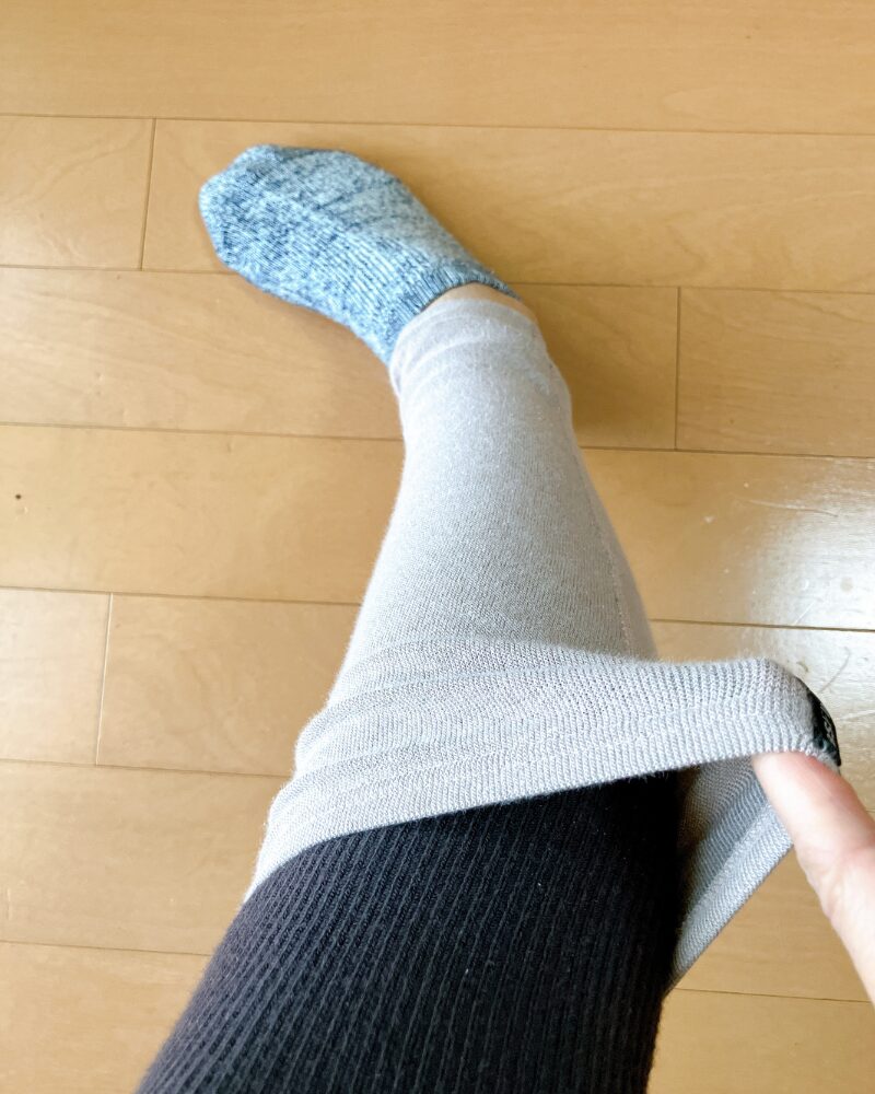 黒いタイツの上にBSファインのレッグウォーマーを重ね履きしている様子